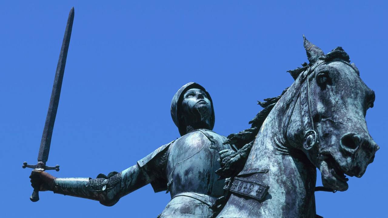 В Париже новое ограбление Полицейские задержали мужчину который залез на статую Жанны Д Арк и вырвал из ее рук меч Вор попытался скрыться на соседней улице но был пойман сообщает Le Figaro