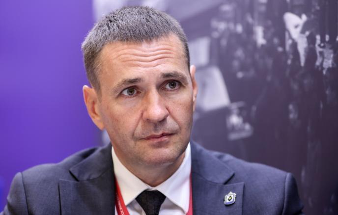 Дмитрий Демешин сообщил в большом интервью ТАСС что стоимость строительства атомной электростанции в Хабаровском крае оценили в 250 млрд рублей Атомная электростанция 250 млрд рублей как минимум Предложили под нее площадку возле оз Киотеми в Хабаровском районе есть еще одна площадка под Комсомольском на Амуре Решаем вопрос о сдвиге сроков влево Энергия нужна уже сегодня Этот проект так же сильно зависит от наполнения федерального бюджета Без федерации мы его не осилим Строительство АЭС включено в генеральную схему объектов электроэнергетики до 2042 года