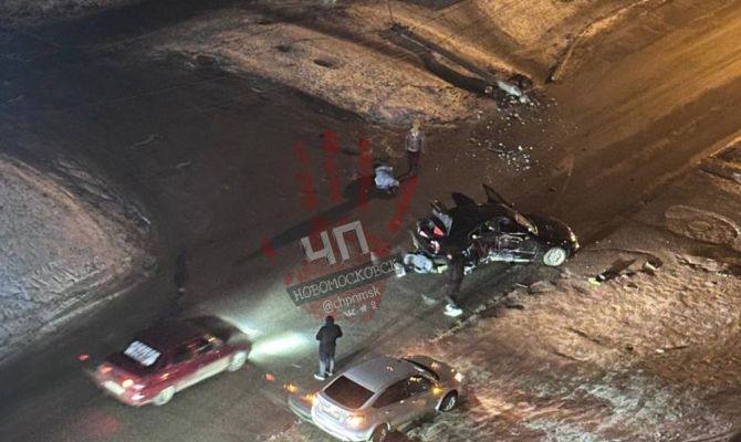 В Новомосковске пьяный водитель "БМВ" снес столб  В ночь с 6 на 7 декабря в Новомосковске произошло серьезное ДТП с пострадавшими. Авария случилась около 23-40 на улице Генерала Белова. По предварительной информации, 31-летний водитель "БМВ" сел за руль пьяным. Он не справился с управлением и снес опору линии электропередачи.   В результате аварии различные травмы получили водитель иномарки и его пассажиры - мужчины в возрасте 42 и 27 лет. После оказания необходимой медицинской помощи их отпустили домой.  Источник первый Тульский