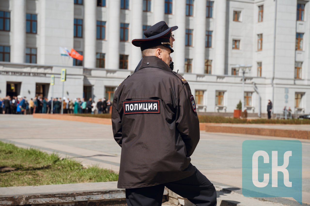 Полиция раскрыла грабеж, совершенный в Кирове. Потерпевшая, 57-летняя местная жительница, сообщила, что во время конфликта в малознакомой компании мужчина сорвал с нее золотые цепочку и браслет, после чего скрылся. Патрульные задержали подозреваемого — 35-летнего ранее судимого кировчанина. Он признал вину и рассказал, что продал украшения за 26 тысяч рублей. Возбуждено уголовное дело по статье «Грабеж». Полиция устанавливает все обстоятельства происшествия.
