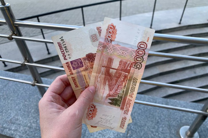 Названа средняя заработная плата в Новосибирской области в 2025 году Среднемесячная номинальная начисленная заработная плата в Новосибирской области в январе – мае 2025 года составила 81 842 рубля. Такими данными поделились в Новосибирскстате. Новосибирская область занимает третью позицию в рейтинге заработной платы среди сибирских регионов. На первом месте – Красноярский край 99 926 руб. , на втором – Иркутская область 92 831 руб. , что «во многом объясняется особенностями отраслевой структуры экономики этих регионов и величиной районного коэффициента». Больше всех в Новосибирской области зарабатывают специалисты в области: информации и связи 154 тыс. ; инансов и страхования 130 тыс. ; добыче полезных ископаемых 97,4 тыс. . Указана среднемесячная номинальная заработная плата, включая налоги и другие удержания в соответствии с законодательством РФ. ——————————
