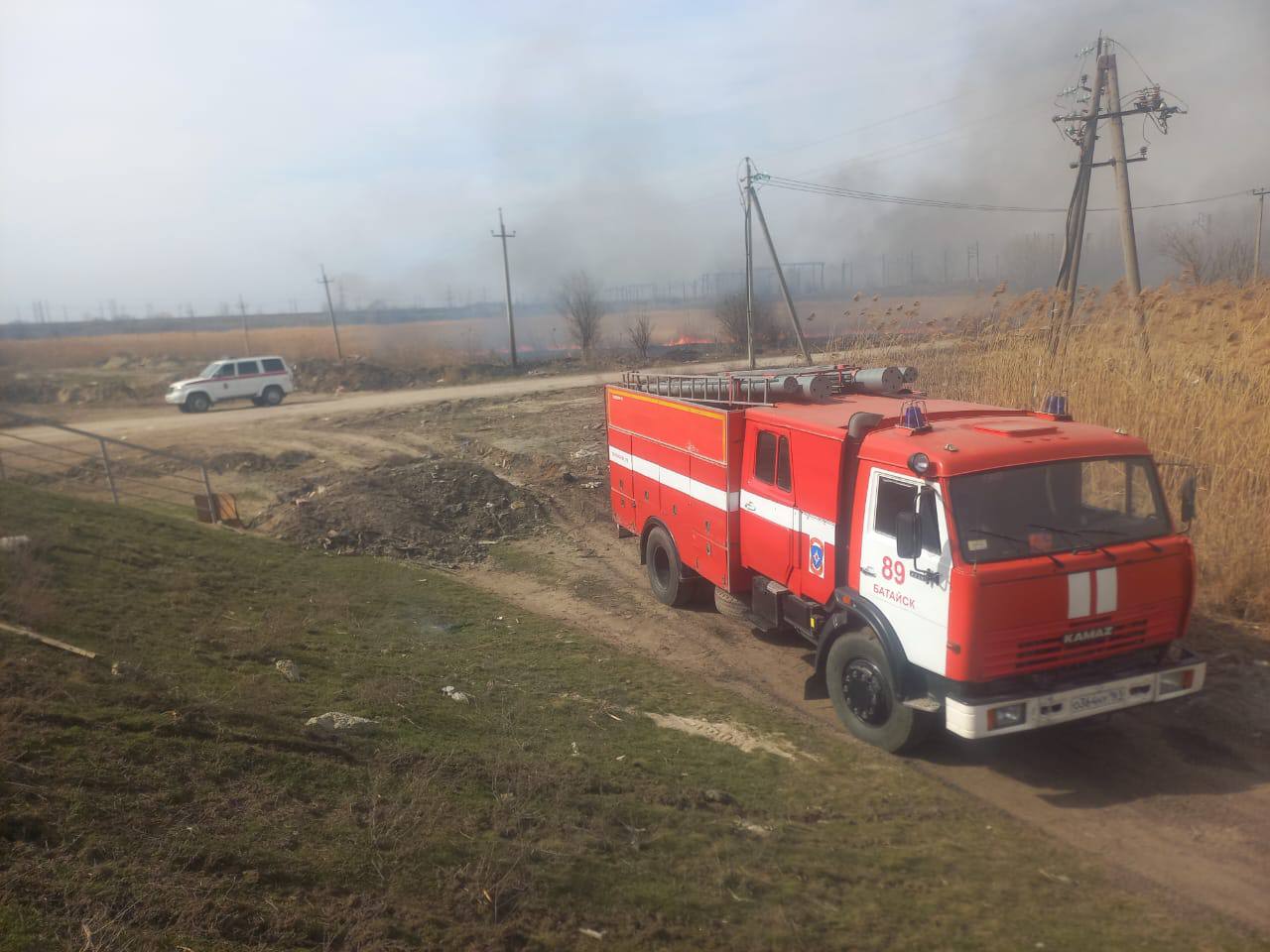 В эти минуты проходит плановое выжигание в районе Западного шоссе.  На месте пала дежурят пожарно-спасательные расчёты.   Без паники   Подписаться на "Новости Ростова"    Прислать новость