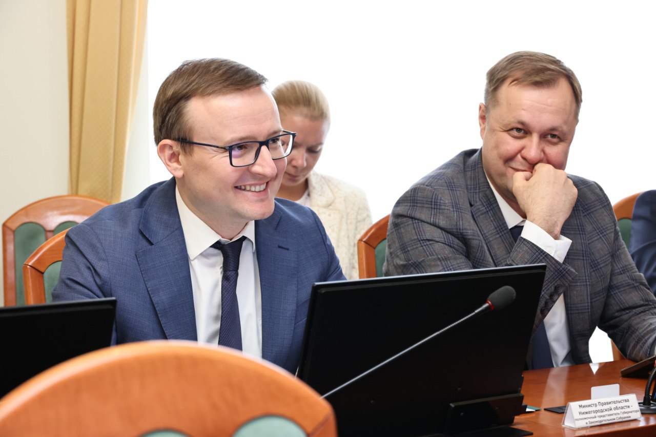 Ещё больше детей-сирот смогут улучшить свои жилищные условия в Нижегородской области Сегодня в Заксобрании на заседании комитета по социальным вопросам, а ранее на комитете по ЖКХ представил депутатам законопроект по введению новой региональной меры поддержки, направленной на улучшение жилищных условий детей-сирот. В соответствии с федеральными нормами единовременная выплата на приобретение жилого помещения жилищный сертификат предоставляется лицу старше 23 лет со среднедушевым доходом семьи не менее 16 669 руб. в месяц. При этом, в расчете среднедушевого дохода учитывается только доход самого сироты. Считаем такие критерии несправедливыми, они делают сертификат недоступным для сирот, имеющих семьи, а ведь именно они особенно нуждается в собственном жилье. Кроме того, в нашем регионе наибольшая потребность в жилье имеется именно среди сирот в возрасте от 18 до 23 лет. Поэтому мы вышли с законодательной инициативой ввести более лояльные требования: - распространить право на детей-сирот, достигших возраста 18 лет; - учитывать доходы всех членов семьи заявителя, в том числе пособия, пенсии, стипендии и др. Расширение критериев получения выплаты позволит большему количеству детей-сирот в нашем регионе приобрести собственное жилье и создавать семьи, не боясь лишиться права на поддержку государства.