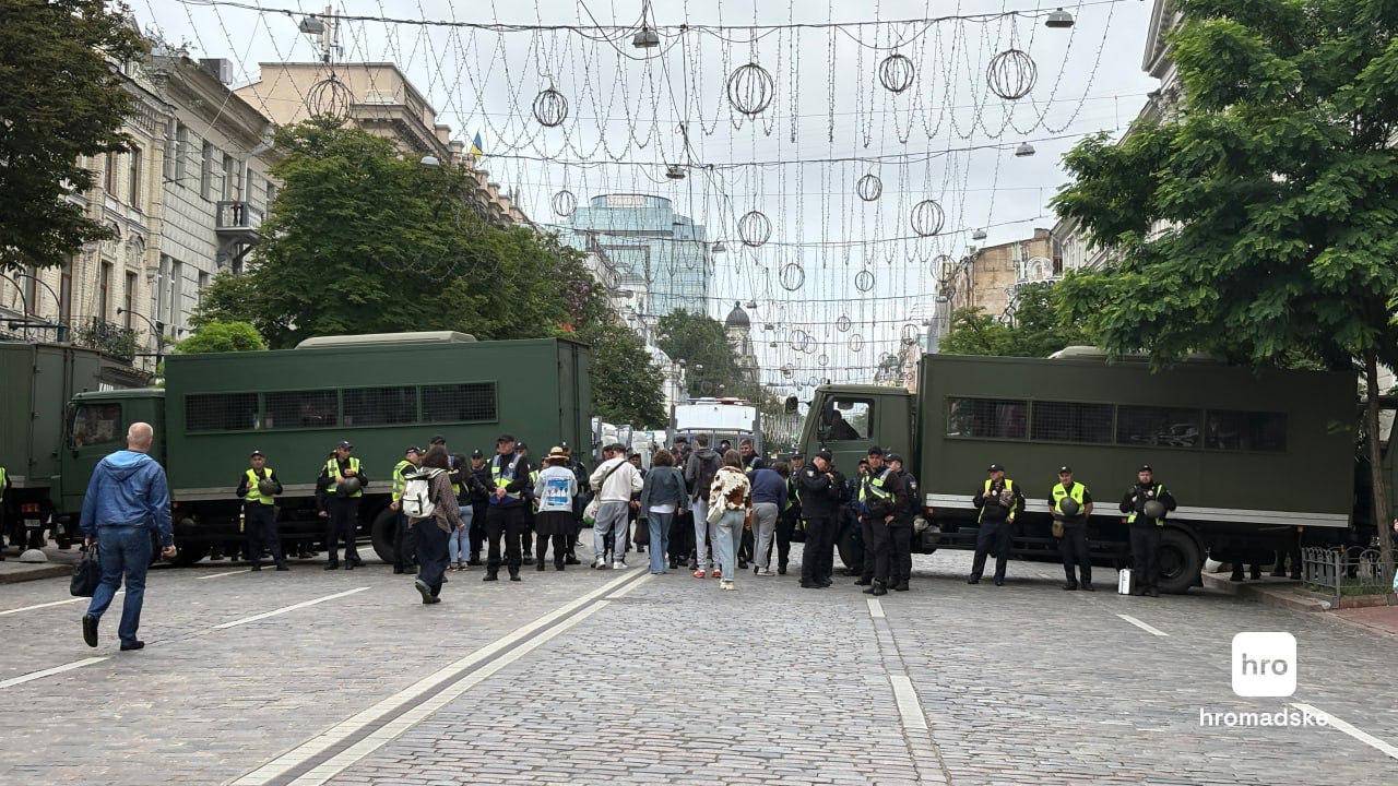 ⏬ Толерантность с элементами насилия: в Киеве «марш равенства» усиленно охраняют от националистов В Киеве начинается так называемый «марш равенства» за права ЛГБТ . На кадрах из столицы Незалежной видно, что, помимо самих радужных борцов, мероприятие решили посетить силовики и привезли с собой достаточное количество техники для задержания. Видимо, опасаются нападения на демонстрантов со стороны националистов — им не по душе такие сборища. В прошлый раз полиция даже применила перцовый газ и дубинки — против своих же «патриотов», среди которых были, в том числе, и ВСУшники — всех противников акции тогда задержали. Посмотрим, чем противостояние жаждущих толерантности и националистов обернётся в этот раз. – ЛГБТ признана экстремистской и запрещена в РФ. Культурненько — подпишись