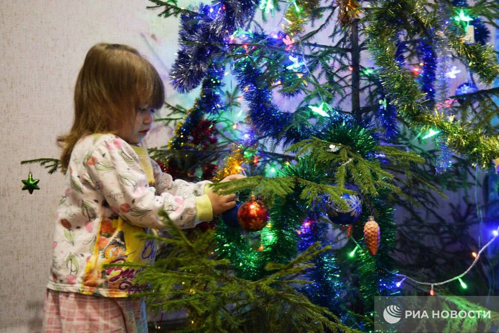 Только 13 россиян в этом году украсят дом живой елкой говорится в исследовании МТС AdTech Большинство россиян 70 в этом году будут наряжать искусственную елку Срубленную живую елку хотят приобрести всего 11 Живое дерево в кадке которое весной можно высадить в грунт выбирают только 2 респондентов