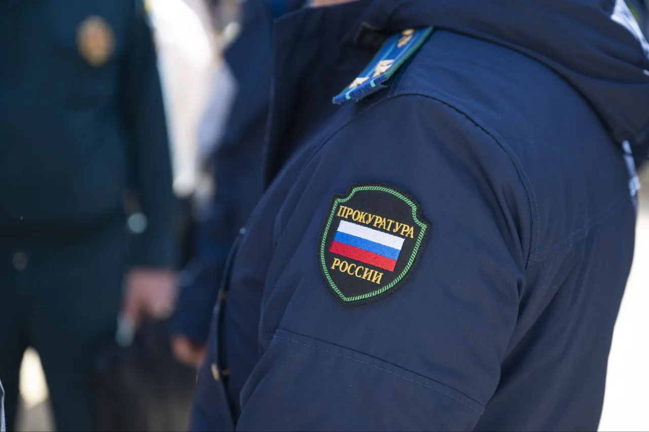 По поручению прокурора Московской области Сергея Забатурина организована проверка в связи с массовыми отключениями электроснабжения в регионе В связи с произошедшим комплексом неблагоприятных метеорологических явлений повлекшим массовые отключения электроснабжения в населенных пунктах Подмосковья прокурор Московской области Сергей Забатурин поручил городским и районным прокурорам безотлагательно организовать надзорные мероприятия Ведомство оценит масштабы и последствия перебоев с коммунальными услугами при необходимости будет инициировано введение режимов повышенной готовности и чрезвычайной ситуации В ходе проверки особое внимание поручено обратить на своевременность и полноту мер принятых органами местного самоуправления по устранению аварийных ситуаций включая обеспечение населения питьевой водой продуктами питания предметами первой необходимости а также по расчистке дорог Прокуроры проверят достаточность аварийных и ремонтных бригад наличие передвижных источников питания оперативность реагирования и слаженность действий всех служб Кроме того будет дана оценка полноте исполнения плановых мероприятий по расчистке лесосек и просек вдоль линий электропередачи По результатам проверки будут приняты исчерпывающие меры прокурорского реагирования Для приема жалоб и оказания правовой помощи гражданам в прокуратуре Московской области действует горячая линия тел 7 916 240 31 28 ПРОКУРАТУРА ПОДМОСКОВЬЯ Telegram MAX ВКонтакте