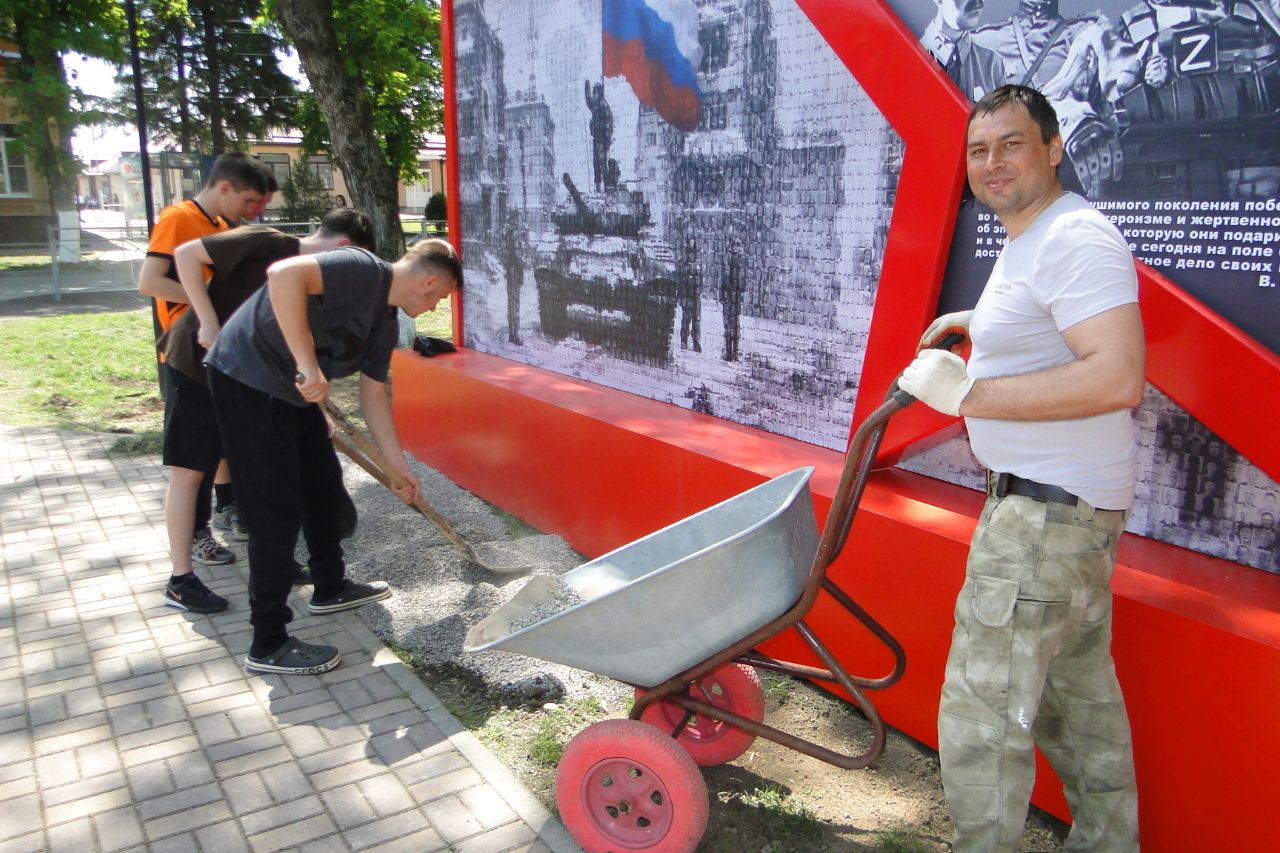 В Кировском округе установили панно «Поколения победителей» Его разместили вдоль одной из аллей в парке имени Кирова города Новопавловска. Именно по этой аллее в День Победы идёт поток людей, чтобы возложить цветы к Вечному огню и мемориалу павшим. Место установки выбрали по результатам голосования. Проходило оно на страницах главы округа в социальных сетях и собрало более тысячи участников. Большинство отдало свои голоса за парк имени Кирова. Панно посвящено подвигу всех поколений героев нашего Отечества. В нём собраны порядка 26 тысяч фотографий ставропольцев – героев Великой Отечественной, Афганистана, других войн и специальной военной операции. Среди них около 400 кировчан. Фото А. Остроухова