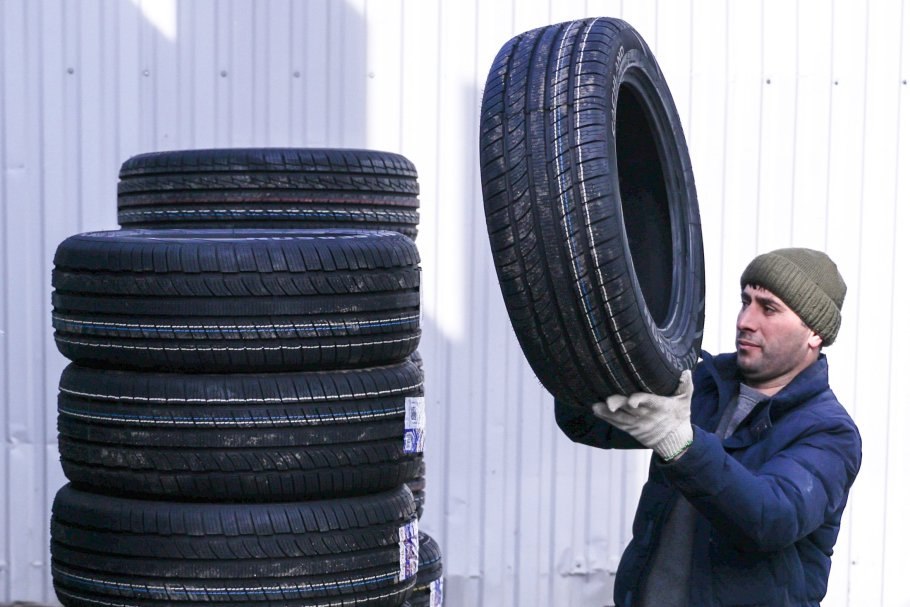В РФ введут экосбор на опасные для здоровья шины кому и чем это грозит Система расчета экологического сбора на автомобильные шины в России будет пересмотрена с 1 января 2026 года Новая методика предполагает введение дополнительного коэффициента для продукции в составе которой выявлены опасные соединения Основная претензия к содержанию канцерогенов которые содержаться в пыли образующейся при истирании шин По оценкам экспертов для стандартного комплекта легкового автомобиля разница может составить около 3 тыс рублей для кроссоверов и внедорожников до 5 5 5 тыс рублей Повышение как ожидается затронет прежде всего импортные изделия около 40 таких шин не соответствует новым требованиям ГОСТ тогда как среди продукции российских производителей этот показатель оценивается в 11 Фото ТАСС Подробности в материале Российской газеты Подпишитесь на РОО СБДД