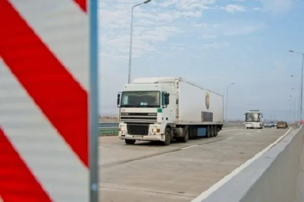 В Волгоградской области ограничат движение большегрузов С 20 мая по 31 августа 2026 года на территории региона вводится временное ограничение для передвижения тяжеловесного транспорта Оно будет касаться региональных и межмуниципальных дорог а также действовать ежедневно с 10 00 до 22 00 при температуре воздуха выше 32 градусов Как сообщает комитет транспорта и дорожного хозяйства Волгоградской области эти меры принимаются с целью предотвращения деформации дорожного покрытия и повышения безопасности всех участников движения что является стандартной практикой предыдущих лет Волгоградская правда в Max   max ru vpravda ru