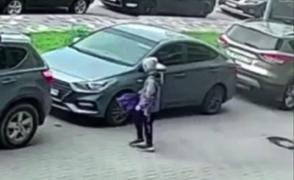 Автомобиль сбил выскочившего из-за припаркованной машины мальчика в воронежском ЖК "Лазурный" Мальчик выбежал на проезжую часть, где его сразу же сбил автомобиль. Вероятно, водитель не успел заметить ребенка, так как тот выскочил из-за припаркованной рядом машины. Мальчик после удара поднялся, однако по словам свидетелей его забрала скорая помощь. ↗ Прислать новость Подписаться