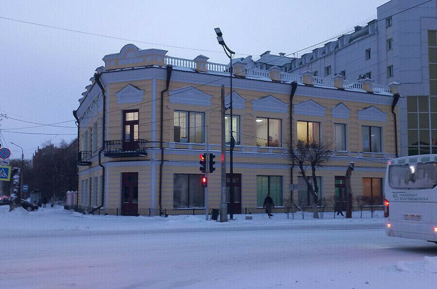 В Благовещенске в 2026 году будет отремонтировано здание Амурского областного военного комиссариата объект культурного наследия регионального значения Магазин Платонова Е З здание типографии УВД областной администрации ранее городская пожарная часть и историческое здание на улице Горького 231 В 2027 году будет проведена реставрация здания драмтеатра Амурского краеведческого музея и кардиоцентра Подробнее здесь