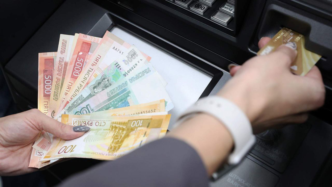 Российский банковский сектор пользуется деньгами на забытых и заброшенных счетах и зарабатывает на них, рассказал доцент экономического факультета РУДН Лазарь Бадалов. Общий объем этих вкладов и счетов, до которых никто из физических лиц не может добраться, достигает миллиардов рублей.