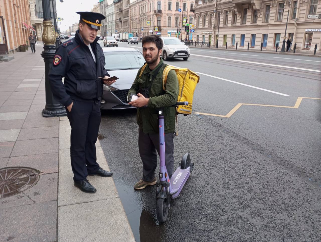 С 15 июля в Петербурге вступили в силу новые правила для курьеров на самокатах и электровелосипедах. Теперь они обязаны выглядеть опрятно, иметь светоотражающие элементы и чёткие идентификационные номера на одежде, сумке и транспорте — без скрывающих их деталей.