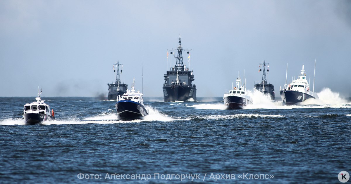 Россия вошла в топ 3 ведущих морских держав мира эксперты Россия заняла третье место среди ведущих морских держав мира по совокупному индексу морской мощи Такие данные приводятся в ежегодном докладе Морские державы 2025 подготовленном Институтом мировой экономики и международных отношений Российской академии наук сообщает ТАСС в воскресенье 23 ноября Аналитики рассчитывают показатель на основе индекса морской мощи Он складывается из трех показателей индекса морских ресурсов площадь морских зон и находящиеся в них полезные ресурсы индекса морских сил и средств в основном это военно морской флот а также индекса морской деятельности В исследовании отмечается что по общему морскому потенциалу Россия с индексом 6 6 уступает только Китаю 16 4 и США 15 1 Эксперты отмечают что высокий показатель России обеспечен прежде всего развитой системой морских сил и средств от военно морского флота до ледового и атомного флотов