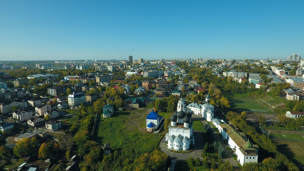 В Кирове разработан новый туристический маршрут «Ворота русского севера»  Его создали к 650-летию города. Сейчас устанавливают навигацию, пройти экскурсию можно будет любым удобным способом: пешком, на самокатах и велосипедах, автомобиле или автобусе.  Маршрут охватит важнейшие объекты туристского интереса и красивейшие места Кирова. Весь путь представляет собой восьмерку из малого и большого колец, которые соединяются у арт-объекта «Ворота русского севера» на Спасской площади.