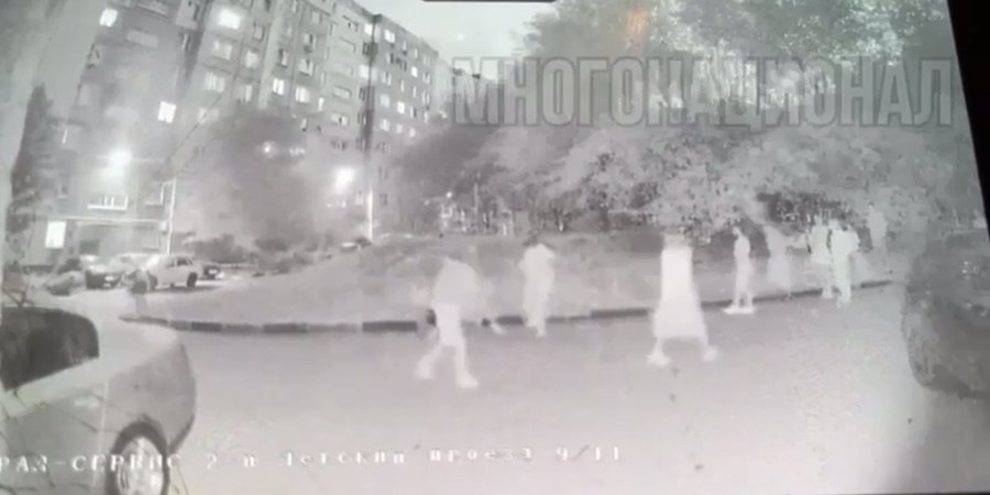 В Саратове банду подростков Агафоновские заподозрили в вымогательстве В Саратове несколько подростков стали фигурантами уголовного дела о вымогательстве с применением насилия Они себя именуют как Агафоновские по названию поселка в Октябрьском районе Предварительно группа подростков с угрозами и побоями заставляла людей брать кредиты а затем похищала у них деньги Известно также что жертвами вымогателей стала 15 летняя девочка и ее отец Обращения граждан в компетентные органы результатов не принесли до настоящего времени никто к ответственности не привлечен В ситуацию вмешался председатель СК РФ Александр Бастрыкин который поручил провести проверку В итоге возбуждено уголовное дело по пунктам а в части 2 статьи 163 УК РФ вымогательство сопряженное с насилием группой лиц Теперь осталось доказать вину юношей Им грозит лишение свободы на срок до 7 лет Подробнее читайте на сайте Четвертой Власти