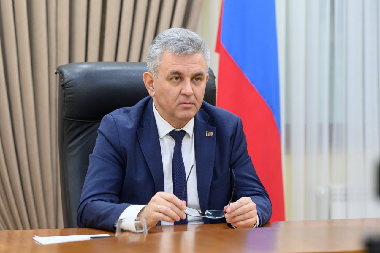 На Приднестровье надвигается снегопад он будет в середине недели Президент ПМР Вадим Красносельский поручил главам городов и районов подготовиться чтобы непогода не застала врасплох На совещании у Президента отмечалось что из за дождя мокрого снега и ветра в Слободзейском и Григориопольском районах были многочисленные случаи отключения света Но энергетики быстро за один два часа все восстанавливали Новости Приднестровья psppmr