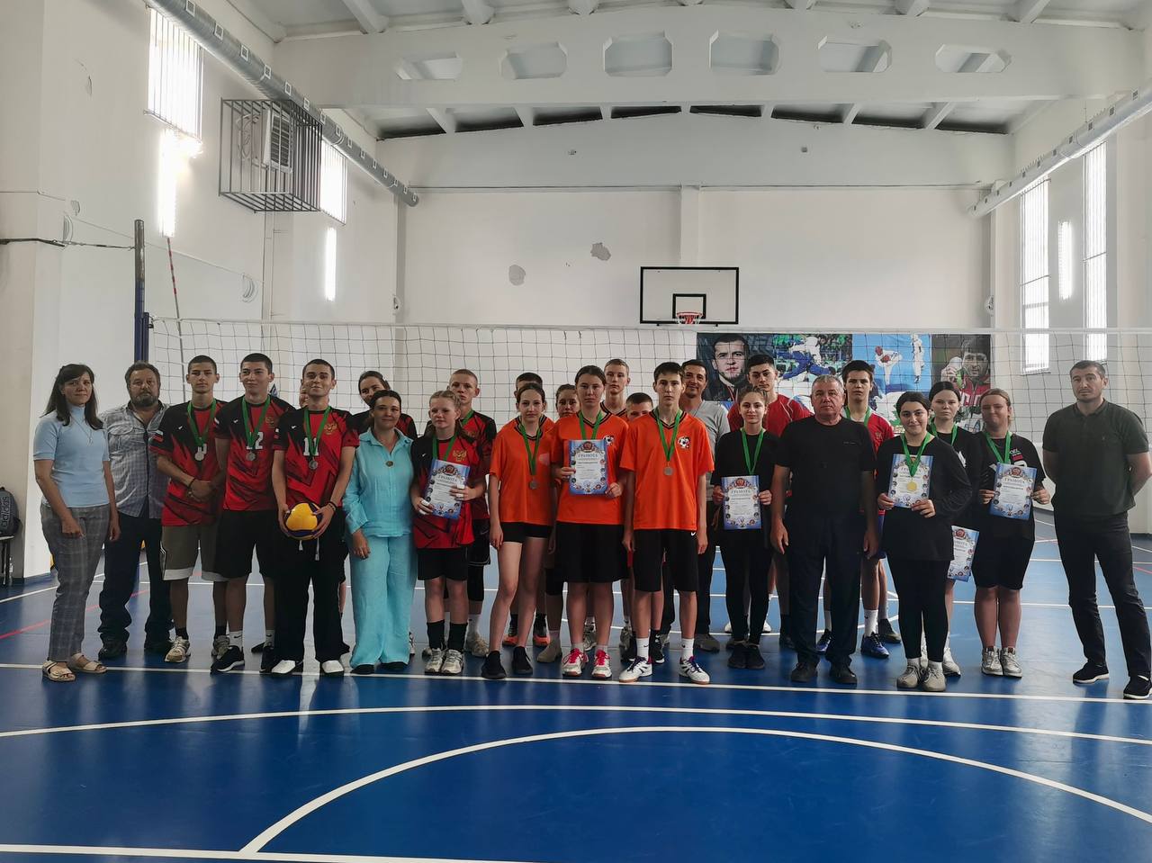 В физкультурно-оздоровительном комплексе села Благовещенка прошёл яркий и захватывающий турнир по волейболу микст среди учащихся района. Мероприятие стало частью Всероссийского марафона спорта и ЗОЖ «Земля спорта — 2025». Команды продемонстрировали настоящую волю к победе, отличную физическую форму и командный дух. Турнир подарил зрителям массу ярких моментов и спортивных эмоций! Почетными гостями соревнований стали ветераны боевых действий, участники СВО, члены семей погибших бойцов и соцкоординаторы филиала фонда «Защитники Отечества» по КБР. Победители турнира: 1 место — команда ст. Приближной 2 место — команда с. Благовещенка 3 место — команда ст. Екатериноградской Поздравляем всех участников и благодарим за красивую игру!