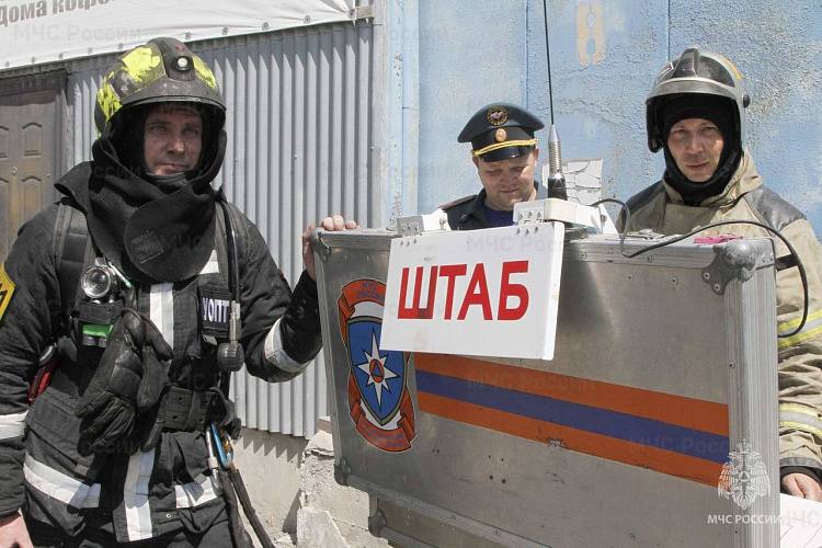 За сутки в Ростовской области спасли 6 человек За сутки 2 августа пожарно-спасательные подразделения Главного управления МЧС России по Ростовской области ликвидировали 11 техногенных пожаров, 6 возгораний сухой растительности и 6 дорожно-транспортных происшествий, в результате которых спасены 6 человек. Для ликвидации происшествий выезжали 68 специалистов и было задействовано 272 единицы техники. Пожароопасность сохраняется на высоком уровне: в центральных, южных районах и Приазовье — чрезвычайная 5 класса, в северо-восточных, северо-западных и некоторых центральных районах — высокая 4 класса. Рекомендуется соблюдать меры безопасности на отдыхе: не разжигать костры, не оставлять на солнце стеклянные бутылки и другие предметы, способные вызвать возгорание. В случае ЧП звоните по номеру 112.