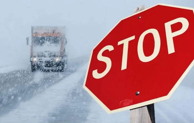 Ограничение движения автобусов и грузовиков в Чувашии С 19 00 16 февраля 2026 года в Чувашской Республике вводят временное ограничение на движение автобусов и грузовых автомобилей из за сильного снегопада и плохой видимости Ограничения действуют на трассах М 7 Волга А 151 и Р 176 Вятка Госавтоинспекция усилила патрулирование и рекомендует без необходимости не выезжать за город и отказаться от личного транспорта