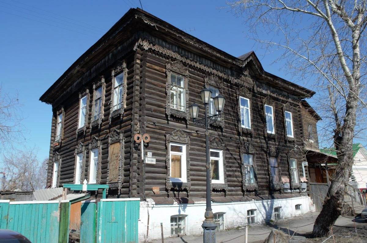 В Томске на торги выставят еще четыре исторических здания по программе Дом за рубль До конца недели в Томске на торги по муниципальной программе Дом за рубль будут выставлены еще четыре объекта культурного наследия Об этом сообщил мэр города Дмитрий Махиня в своем телеграм канале Делаем очередной большой шаг для сохранения исторического наследия нашего города До конца недели на торги по муниципальной программе Дом за рубль к 15 уже объявленным будет выставлено еще 4 объекта написал глава Томска Программа Дом за рубль позволяет инвесторам арендовать старинные дома за символическую плату при условии их восстановления По словам мэра большинство новых объектов ранее не предлагались инвесторам многие из них недавно расселены и находятся в хорошем состоянии Среди них дом на улице Бакунина 24 один из ярких образцов деревянного кружевного зодчества Томска Кроме того администрация Томска готовит изменения в положение о программе Планируется что льготная аренда за 1 рубль начнет действовать не после восстановления дома а уже с момента разработки проектной документации При этом у арендатора сохранится обязанность завершить реставрацию в течение четырёх лет По мнению мэра эта мера упростит участие в программе и привлечет больше инвесторов что поможет вернуть историческим зданиям города прежний облик и новую жизнь Фото пресс служба мэрии