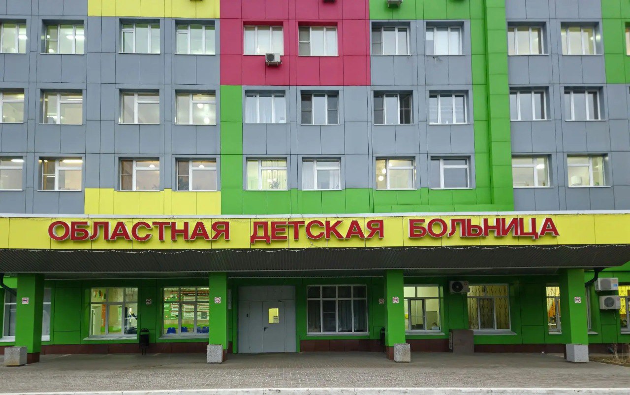 Держу на личном контроле состояние подростков поступивших вчера вечером в областную детскую больницу из одного из клубов Липецка По состоянию на утро воскресенья в больнице осталось двое детей один с черепно мозговой травмой и один с отравлением Несовершеннолетний с отравлением уже переведен из реанимации в токсикологию Ему значительно лучше