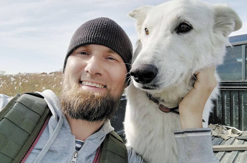 Точка на карте Приморье Гектар под куполом и своё молочное дело Житель Приморского края Владимир Столяров получил по программе Гектар пять участков земли и построил на них необычный купольный дом Такая конструкция не требует несущих стен а для утепления использованы современные экологичные материалы в том числе эковата из переработанной макулатуры Дом получился светлый и теплый Для отопления достаточно теплого пола так как внутри дома благодаря его конструкции особая циркуляция воздуха который не скапливается в углах помещений Теплый пол уже заказан и я скоро уже начну монтировать систему поделился Владимир Однако главным результатом стало создание полноценного хозяйства Семья разводит коз и производит сыры которые пользуются устойчивым спросом Спрос большой а крупных предприятий в этой нише почти нет отмечает он История Столяровых показывает как Гектар позволяет не просто переехать на землю но и выстроить рентабельное дело обеспечить семью и создать комфортную среду для жизни и воспитания детей