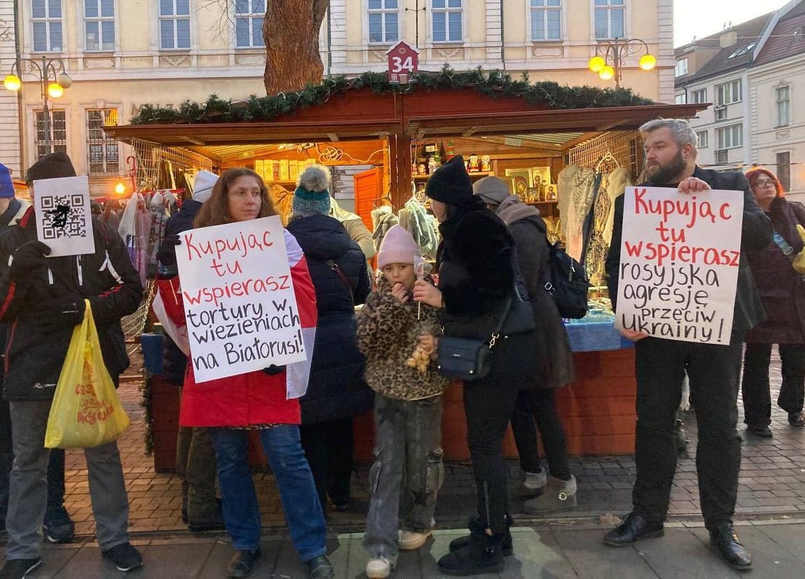 Змагары празднуют перемогу. В польском Щецине на рождественской ярмарке продавались товары из белорусских православных монастырей. Узнав об этом, поляки якобы устроили всеобщий протест. Вышли с плакатами типа «покупая здесь товары, вы поддерживаете пытки в белорусских тюрьмах и агрессию России против Украины». И в итоге изгнали монашек с площади.  Судя по соцсетям, поляки недоумевают, зачем вообще было устраивать эти откровенные идеологические пляски. Они очень не любят, когда начинаются гонения на христиан. Им невдомёк, как вообще можно было воедино связывать сестер Христа и каких-то там «палитвязняу» в единой логической цепочке. И причем здесь поляки, если танцы вокруг монашьего прилавка явно устроили выходцы из Беларуси и Украины. Об этом можно судить хотя бы по тому, что в плакатиках использован польский с корявыми ошибками, которые часто делают люди, которые не являются носителями языка и переводят с польского через Google.   Кстати, протестуны прячут лица. Толи перед богом совестно, то ли боятся потом перед ГУБОПом ответ держать.  Обсуждение   Прислать новость