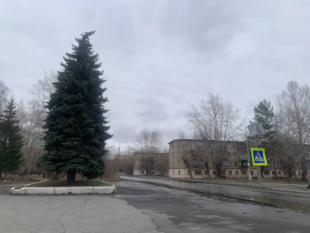 Челябинское училище штурманов снова станет отдельным вузом Воронежскую ВВА имени Жуковского и Гагарина реорганизуют филиалы ЧВВАКУШ и Сызранского училища летчиков станут самостоятельными вузами Учредитель Минобороны РФ Общий штат ЧВВАКУШ составит 6050 человек Реорганизация завершится до 1 сентября В течение трех месяцев Минобороны утвердит устав В течение полугода министерство передаст вузу недвижимость включая земельные участки По данным сайта ЧВВАКУШ с 1936 по 2024 год училище подготовило около 44 тысяч специалистов Среди выпускников 38 героев СССР и РФ свыше 70 генералов 90 заслуженных штурманов испытателей 130 заслуженных военных штурманов СССР и РФ