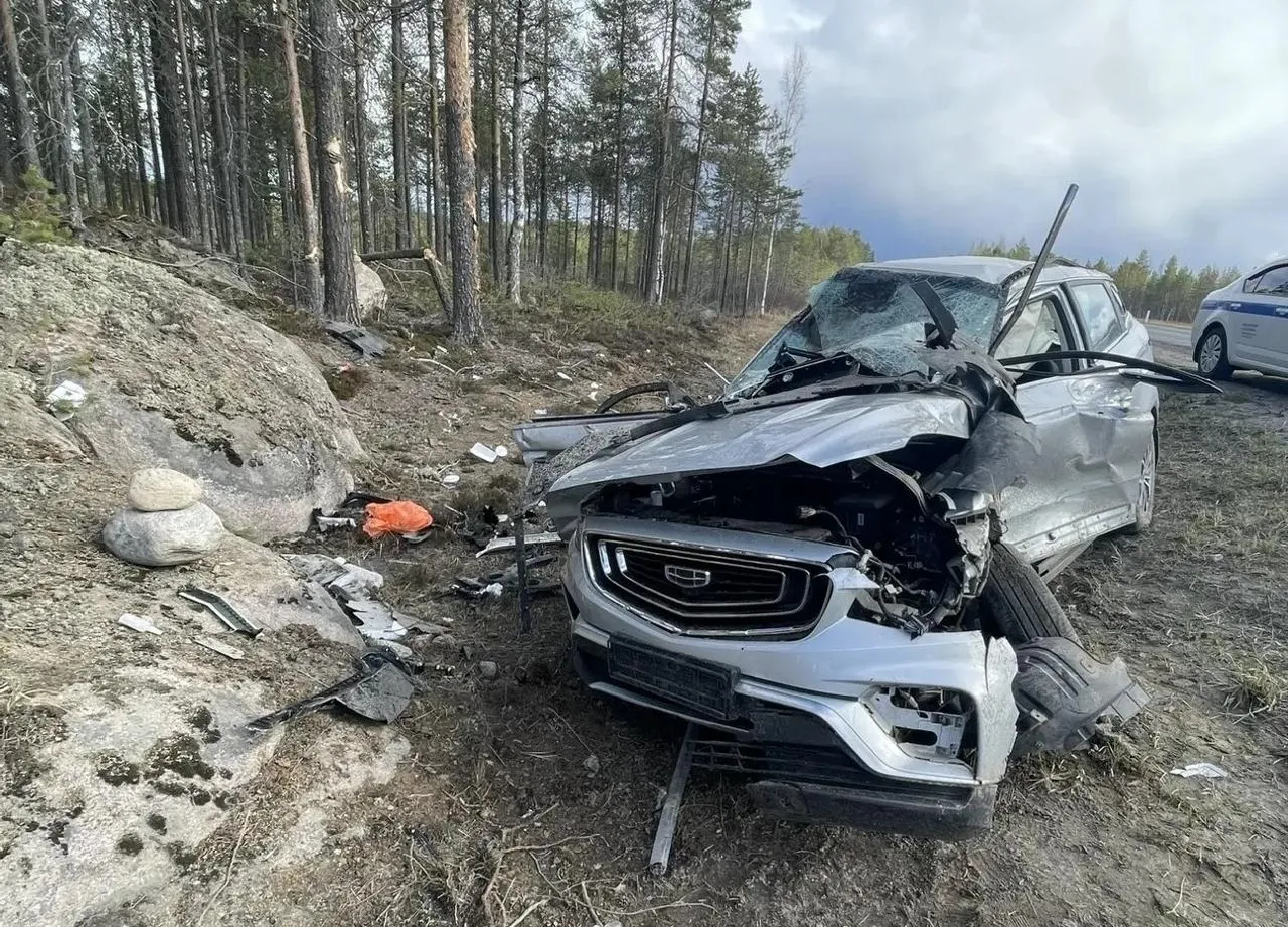 На трассе в Карелии женщина с двумя детьми попала в серьезное ДТП По данным ГАИ автомобиль Geely Atlas съехал в кювет врезался в дерево и перевернулся на крышу Авария произошла 8 мая в Сегежском округе на трассе Кола Травмы получили 33 летняя водитель и двое детей 3 х и 6 ти лет Все пострадавшие из Санкт Петербурга 5 5 5  Мы в MAX Подписывайтесь