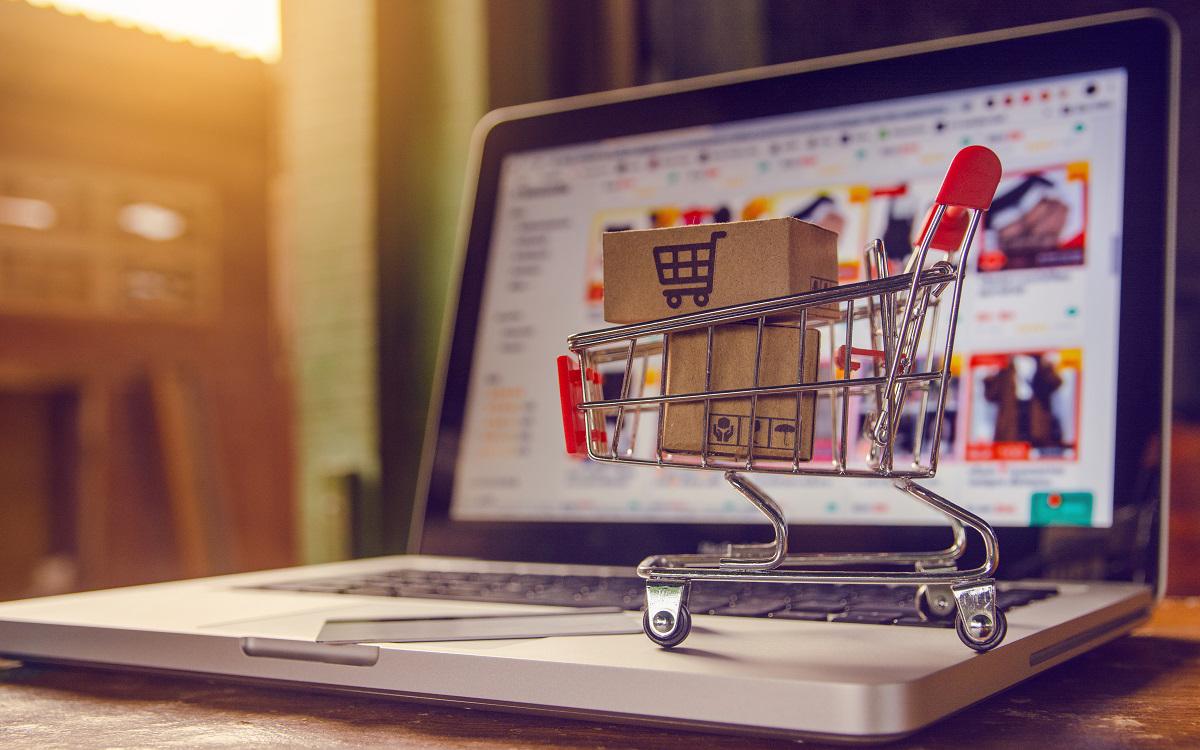 Российский e-commerce разгоняется: какие факторы толкают рост онлайн-торговли? Оборот российского онлайн-ритейла в 2025 году достигнет ₽12 трлн +30% к 2024 — прогноз АКИТ; Экспорт через цифровые платформы добавит ₽700-800 млрд, компенсируя санкционное давление; Основные драйверы: экспансия Wildberries/Ozon в СНГ и Азию + рост мобильного шопинга 60% заказов . При сохранении текущих темпов к 2026 году каждый 5-й рубль в рознице будет приходиться на онлайн-продажи сейчас — каждый 7-й Рынок повторяет китайский сценарий: до конца 2025 — усиление конкуренции маркетплейсы введут бесплатную доставку для экспортных заказов + к следующему году возможен выход российских платформ в Латинскую Америку через партнерства с местными логистами .