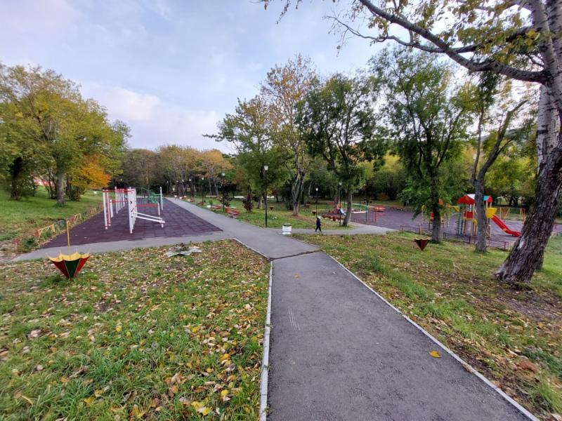 По поручению главы региона Владимира Солодова в 2026 году будет реконструирован парк Индустриальный С 1 ноября на территории прогулочной зоны начнутся работы по прокладке ветки газопровода после укладки которого подрядчик определит охранную зону и начнется разработка проекта Обновленная концепция будет подготовлена с учётом предложений местных жителей а финальный вариант обсудят на заседании архитектурно градостроительного совета Кроме того после реконструкции парк будет доступен для посещения жителями и гостями краевой столицы в любое время года