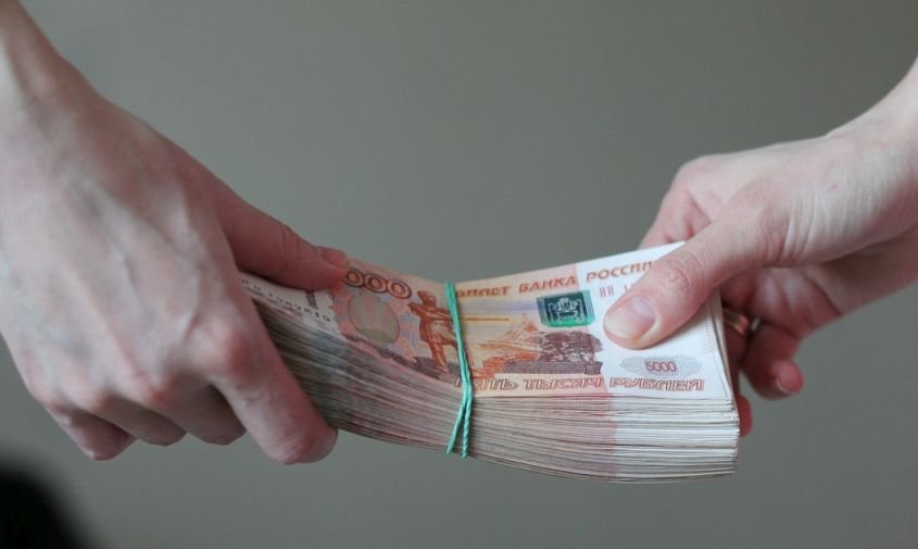 Руководитель фирмы в Благовещенске похитил более 3 7 миллиона рублей у московской компании В 2021 году амурчанин являясь фактическим руководителем ООО Терминал Плюс организовал схему обмана Для прикрытия он предложил знакомому формально занять пост генерального директора сохранив при этом полный контроль над компанией и финансовыми потоками Подробнее asn24 ru news crime 139675 Фото АСН24 происшествия Подписаться Проголосовать