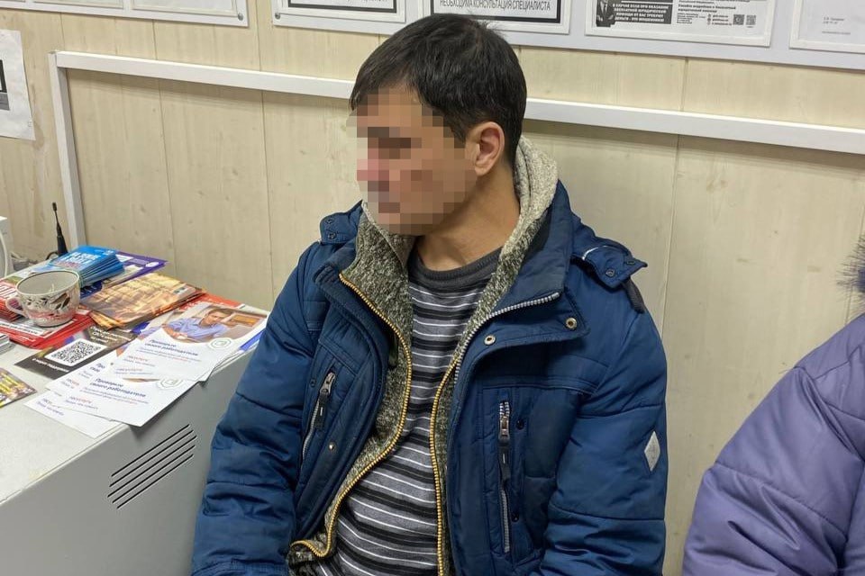 Высушить трусы в микроволновке додумался бездомный в МФЦ в селе Кубовая что чуть не привело к пожару Приехавший несколько лет назад из Киргизии в Новосибирск на заработки мужчина поссорился с владельцем ночлежки в которой жил и после вечернего употребления алкоголя обнаружил себя в мокрых штанах на улице Об этом он рассказал охранникам МФЦ Добродушный прохожий помог ему попасть в помещение многофункционального центра чтобы согреться где нарушитель спокойствия быстро освоился повесил джинсы на батарею а трусы засунул в микроволновую печь чтобы продезинфицировать от клещей после чего отправился спать Через несколько минут нижнее бельё загорелось и вызвало срабатывание пожарной сигнализации Прибывший на место экипаж ГБР передал бездомного участковому инспектору