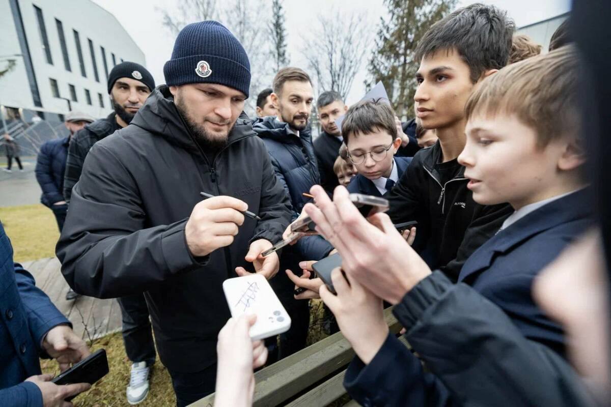Хабиб Нурмагомедов сегодня посетил Татарстан Он встретился со школьниками и студентами Альметьевска kazan