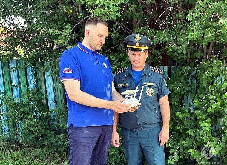 Дачникам Тюменской области напоминают о правилах пожарной безопасности Сотрудники Главного управления МЧС России по Тюменской области проводят в Тюменском муниципальном округе разъяснительные беседы с садоводами, вручают информационные листовки о правилах пожарной безопасности и проводят профилактические мероприятия в садоводческих обществах. В работе применяются беспилотные летательные аппараты, которые позволяют оперативно обследовать территории садоводческих обществ. В Заводоуковске спасатели напомнили дачникам о необходимости регулярной уборки мусора и покоса травы, недопущения свалок на территории домовладений. Старший инспектор пожарного надзора по Заводоуковскому округу Наталья Блинова: "На своих участках дачники должны иметь под рукой самое необходимое: бочки с водой, песок или огнетушитель. Хорошо, когда есть необходимый инвентарь: ведра, лопаты, багры. Убеждаем не оставлять без присмотра затопленные печи, включенные электро- и газовые плиты, другие приборы. Если садовод уезжает на долгое время, то необходимо отключить электричество". В Тюменской области продолжается пожароопасный сезон. Запрещено разведение костров, нельзя сжигать мусор и сухую траву. В случае обнаружения возгорания необходимо немедленно сообщить по телефону 101 или 112. МЧС Тюменской области.