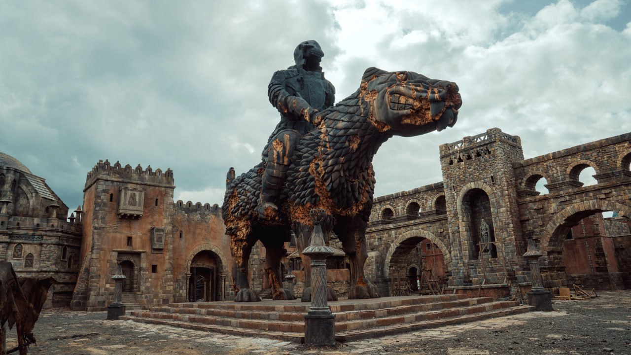 Из маленького сделали большое Сценарист сериала Трудно быть богом Андрей Золотарев заявил Радиоточке НСН что зрителей ждут сюжетные линии не представленные в произведении В сериале присутствуют все линии которые есть у Стругацких но надо сказать что Трудно быть Богом довольно небольшая повесть Добавилось много линий Они вдохновлены исключительно тем что было в повести Стругацких Там было довольно много авторских предложений о том что было бы если произошло то то и то то Это что было бы которое я взял у Стругацких стало основой для новых линий сериала Там практически нет отсебятины Просто развитие предположений которые были сделаны авторами рассказал он