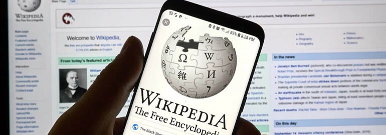 Великобритания обязала Wikipedia проверять личности пользователей и авторов Суд признал, что в рамках нового закона о безопасности в интернете крупнейшая энциклопедия мира должна попасть в самую строгую категорию цензуры. Теперь для входа и редактирования статей потребуется верификация по паспорту. Официальная причина — борьба с «опасным контентом». Но в реальности это прецедент: если Wikipedia соглашается, модель мгновенно распространяется на другие глобальные площадки. Под лозунгом «безопасности» перестраивается сама архитектура Сети. Анонимность, с которой интернет начинался, вытесняется в подполье. Там, где раньше спорили идеи, теперь проверяют биографии их авторов. Wikipedia была символом открытого знания, а становится ещё одной регулируемой витриной. Это не защита от угроз, а тихая репетиция будущего, в котором доступ к информации — по допуску. Это лишь первый шаг. Глобалисты тестируют систему тотальной цифровой идентификации на привычных сервисах, чтобы потом перенести её на соцсети, мессенджеры и поисковики. Итог — интернет без анонимности, где любое слово и действие будут иметь «юридического хозяина».