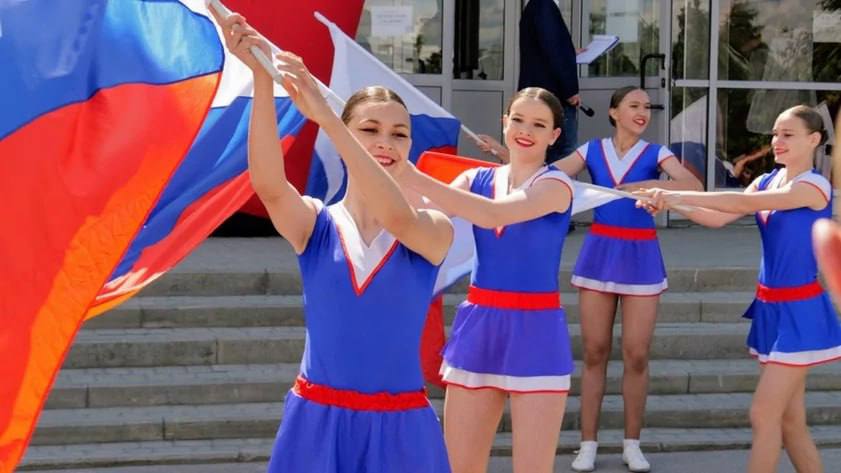 Барнаульцам рассказали, где пройдут основные праздничные мероприятия в честь Дня России Власти Барнаула утвердили план мероприятий, посвященных Дню России, сообщил замглавы горадминистрации по соцполитике Александр Артемов. На совещании в мэрии он рассказал, что традиционно 12 июня начнется с поднятия флага РФ и возложения цветов к стеле "Город трудовой доблести". Основные мероприятия пройдут на площади Сахарова. С 10:00 до 20:00 там проведут спортивную и творческую программы, выставки и молодежные акции. Также состоится концерт с участием лучших коллективов города. Помимо этого, праздничные мероприятия пройдут в каждом районе Барнаула.