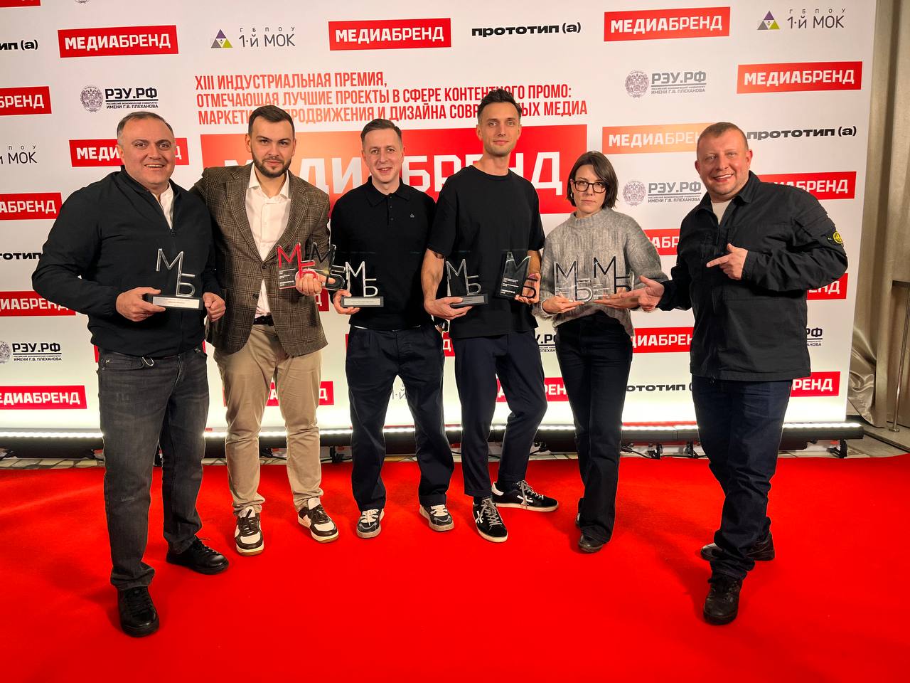 Матч ТВ стал призёром в шести номинациях премии Медиабренд 2025 Проморолики созданные Департаментом креативного маркетинга и Департаментом креативных решений Матч ТВ стали призёрами в шести номинациях премии и выиграли в трёх из них Лучшая операторская работа Вернулись побеждать Лучший проморолик спортивного события Вернулись побеждать Лучшая видео промокампания эфирного события кампания Матч ТВ по продвижению трансляций ЧМ по водным видам спорта Ролики Самый страстный футбол промоутирующие матчи чемпионата Испании по футболу в этой же номинации стали вторыми В номинации Лучший проморолик созданный с помощью нейросетей третье место жюри присудило промо посвященному старту сезона чемпионата Италии по футболу Ролик Страшно крутой футбол с Георгием Черданцевым к матчу Спартак Зенит стал вторым в номинации Круто за копейки Новогодняя работа Доставляем волшебство с участием актёров из фильма Волшебник изумрудного города Дорога из жёлтого кирпича и комментаторов Матч ТВ стала серебряным призёром в номинации Лучший branded контент Николай Лимарь директор департамента креативного маркетинга Матч ТВ Проморолики Матч ТВ это своего рода визитка канала мы очень кропотливо над ними работаем У нас есть всего несколько секунд чтобы зацепить потенциального зрителя какой то трансляцией или событием и мне кажется у нас это получается некоторые ролики вспоминают даже спустя несколько лет Очень важно правильно определить аудиторию события и анонсировать событие с нужного ракурса Очень приятно что наша работа регулярно отмечается на Медиабренде в тех номинациях которые нам особенно важны Это заслуга всей нашей большой команды Матч ТВ за каждым роликом стоит колоссальный труд огромного числа людей Роман Бакши директор департамента креативных решений Матч ТВ Мы впервые попали в тройку призёров в номинации связанной с нейросетевыми видео обошли многие достойные работы представленные в ней Наши промо с талисманами клубов Серии А и Ла Лиги завирусились не только в российском но и международном сегменте интернета а значит мы попали с ними в цель Уверен что эта номинация с каждым годом будет все более конкурентной поэтому мы настроены и дальше не только оставаться на уровне с коллегами но и задавать новые тренды news matchtv