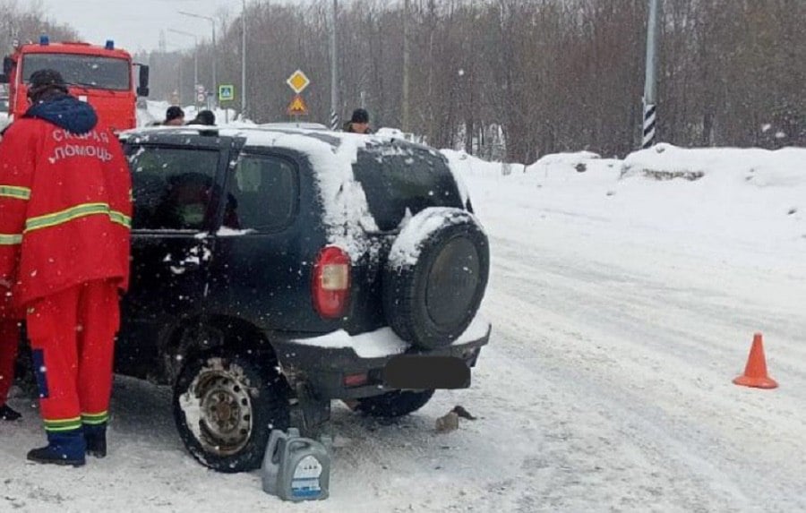 В Кандалакше водителя легковушки после ДТП увезли в больницу  Сидевший за рулем «Шевроле Нива» мужчина не справился с управлением. В результате машина опрокинулась на бок.  В аварии пострадал водитель машины, его госпитализировала бригада скорой помощи, сообщает Управление по ГОЧС и ПБ Мурманской области.