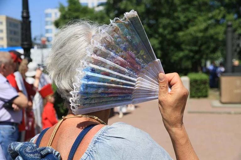 Аномальная жара ожидается на Алтае   В предстоящие выходные, 26-27 июля на территории Алтайского края будет сохраняться аномально жаркая погода. Об этом сообщает региональный ЦГМС.  В целом штормовое предупреждение в связи с аномально жаркой погодой действует до 31 июля. В крае ожидается +30 градусов жары, а с 26 по 28 июля местами столбик термометра поднимется до отметки +35 градусов и выше  При всем при этом вероятность осадков сохраняется. Местами по западу пройдут небольшие дожди, возможны грозы.    Комсомольская правда