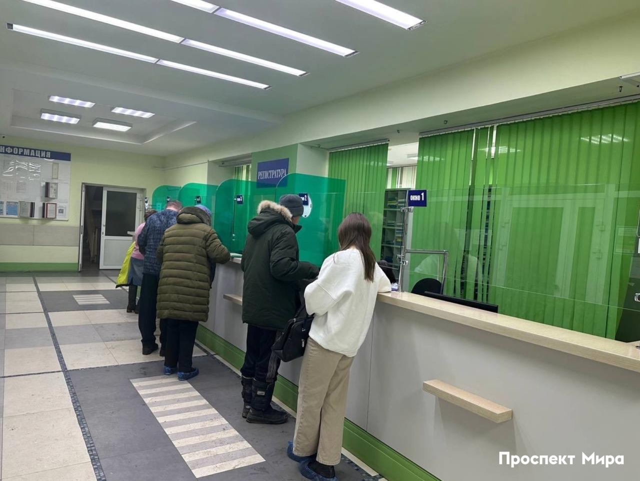 Врачи больницы в крае записались на приемы друг к другу, чтоб не работать в праздники. Об этом на заседании комитета по охране здоровья заксобрания края рассказала министр здравоохранения края Наталия Говорушкина. По её словам, чтобы «освободить» себя от работы в праздничные и предпраздничные дни, врачи сами записывались на прием друг к другу. Например, регистратор в межпраздничные дни якобы записалась на прием к врачу 37 раз — время работы врача сократилось на два часа. Как рассказал председатель комитета по охране здоровья и социальной политике заксобрания Илья Зайцев, краевой минздрав начал проверку и «подключил прокуратуру».