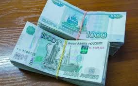 Стобалльники ЕГЭ, поступившие в МФТИ в 2025 учебном году, получат 200 тысяч рублей за каждый результат в качестве материального поощрения. Об этом было объявлено на заседании ректората вуза 7 июля. «200 тысяч рублей — это серьезная сумма, которая позволит победителям ЕГЭ почувствовать уверенность в своем выборе. Мы сознательно идем на этот шаг, понимая, что инвестиции в таланты — это инвестиции в будущее российской науки. МФТИ традиционно привлекает лучших из лучших, и новая мера поддержки еще раз подтверждает наш курс на создание максимально комфортных условий для развития одаренных студентов», - подчеркнул ректор МФТИ Дмитрий Ливанов. Выплаты будут носить единовременный характер и произведены в декабре 2025 года. Особенность программы материальной поддержки заключается в том, что вознаграждение назначается за каждый предмет, сданный на 100 баллов. Теоретически это позволяет абитуриенту получить до 600 тысяч рублей за три максимальных результата. Итак, МФТИ повышает ставки. В прошлом году сумма поощрения составляла 100 тысяч рублей.