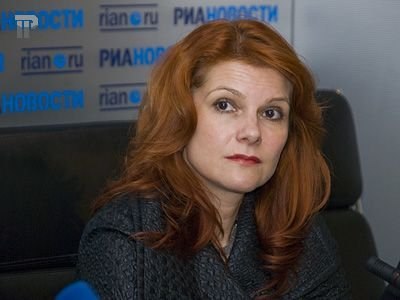 Мать осуждённого адвоката Алексея Навального скончалась на 59 году жизни Юрист Елена Липцер дочь правозащитника Льва Пономарева и мать адвоката Алексея Липцера который был осуждён на 5 лет по обвинению в участии в экстремистской организации из за того что защищал Алексея Навального Сама Елена Липцер в 2003 году защищала партнёра Михаила Ходорковского экс главу Менатепа Платона Лебедева Женщина умерла накануне вечером вследствие неназванной продолжительной болезни Задонатить через бота Patreon Boosty