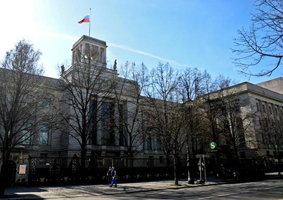 В Берлине арестован подозреваемый в шпионаже в пользу России В Берлине федеральная прокуратура арестовала подозреваемого в шпионаже в пользу России Гражданин Казахстана Сергей K предположительно передавал офицеру российской разведки информацию о военной помощи Украине и немецкой оборонной промышленности Также он отправлял фотографии правительственных зданий в Берлине и военных колонн на автомагистралях и пытался завербовать других жителей Германии Сергей К находился в постоянном контакте с российской разведкой из Германии как минимум с мая 2025 года