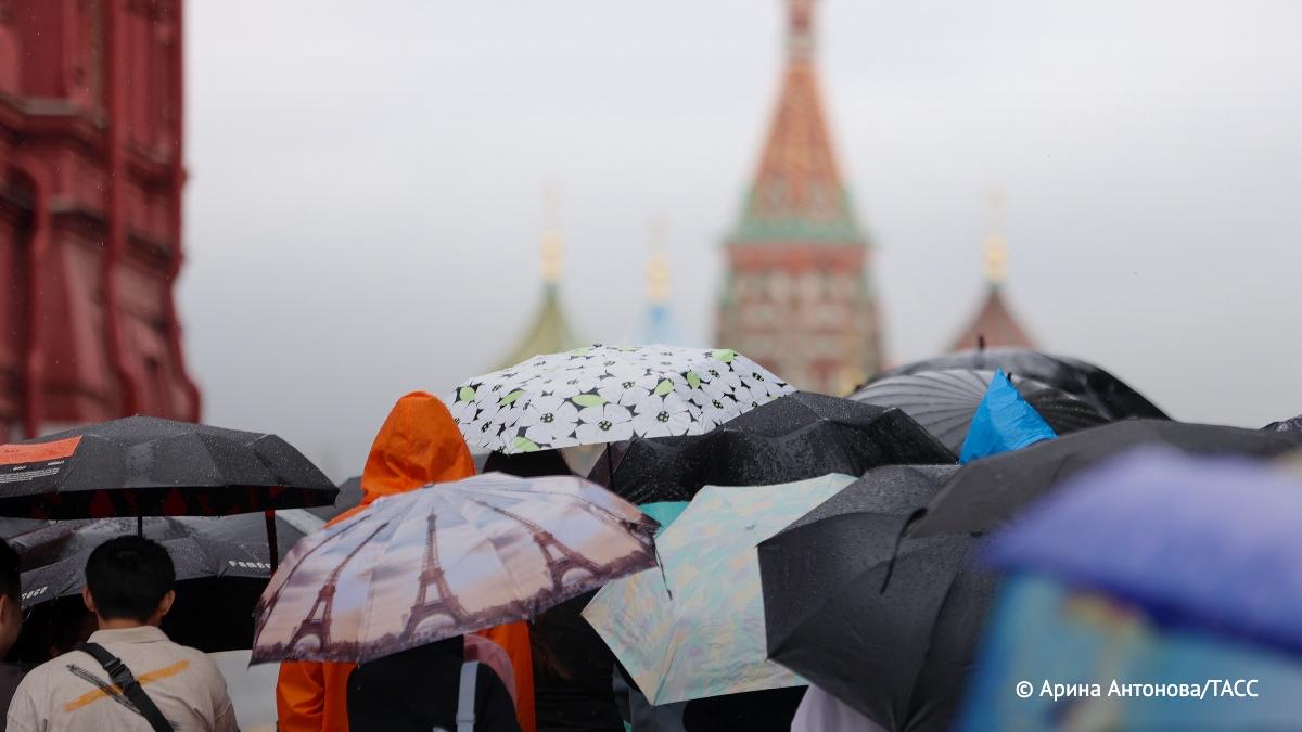 Облачная с прояснениями погода кратковременный дождь и температура до 17 градусов прогнозируются в Москве в пятницу говорится в прогнозе Гидрометцентра Из за дождя в Московской области с 12 00 до 21 00 будет действовать желтый уровень предупреждения о погодной опасности Подпишись на ТАСС Москва