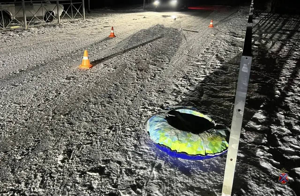 Недалеко от Волжского погиб юноша во время катания на ватрушке В Среднеахтубинском районе в прошедшую субботу 10 января два парня 18 и 19 лет решили покататься на тюбинге с ветерком Один сел за руль Гранты второй на ватрушку закрепленную к авто буксировочным тросом В итоге тюбинг занесло и 19 летний парень влетел на скорости в металлическое ограждение погибнув на месте до приезда скорой медицинской помощи Зимние забавы это конечно хорошо но про технику безопасности забывать нельзя На кону жизнь   Открытый Волжский в MAX