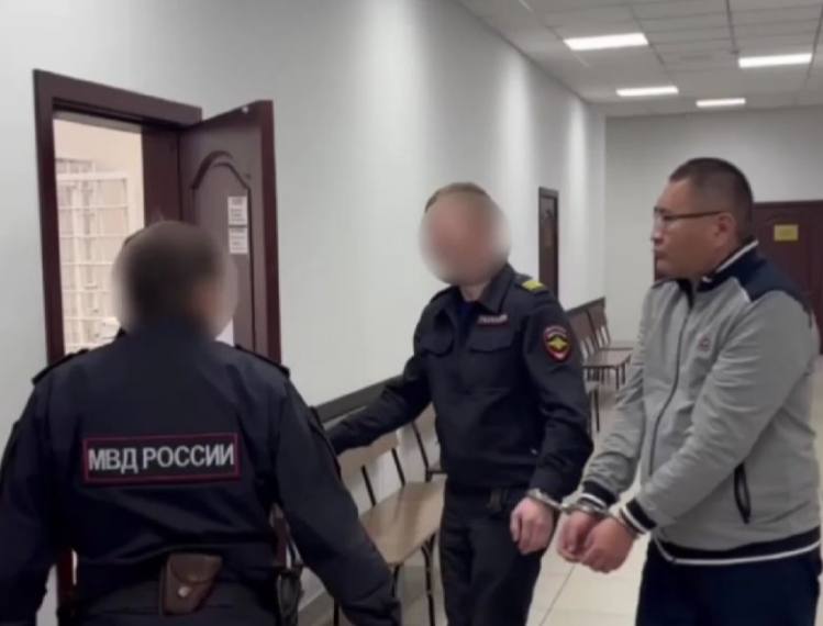 Экс зампред правительства Бурятии на 8 лет загремел в колонию Бывшего зампреда правительства республики министра сельского хозяйства и продовольствия Галсана Дареева признали виновным в получении взятки и превышении должностных полномочий В 2022 году используя свое должностное положение осужденный получил через посредника путем вымогательства от руководителей двух аграрных предприятий республики две взятки на общую сумму 195 тысяч рублей Суд назначил виновному наказание в виде 8 лет лишения свободы с отбыванием в колонии строгого режима со штрафом в размере 600 тысяч рублей В доход государства конфискован денежный эквивалент взяток в размере 195 тысяч рублей Подробнее на сайте