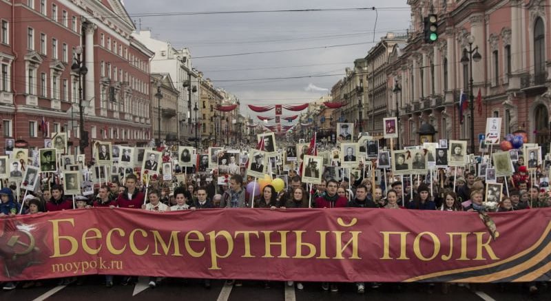 «Бессмертный полк» пройдёт в традиционном очном формате в минимум 45 российских регионах. Остальные города, особенно приграничных регионах, из соображений безопасности проведут акцию онлайн, как в прошлом году. Шествие планируют провести в Петербурге, Карелии, Коми, Чувашии, Архангельске, Ярославле, Уфе, Перми, Оренбурге, Самаре, Липецке, Орле, Владимире, Иванове, Твери, Махачкале, Владикавказе, Новгородской и Вологодской областях, а также в ряде регионов УрФО, Сибири и Дальнего Востока, Некоторые регионы приняли решение не проводить массовые мероприятия. «Бессмертный полк» в режиме онлайн состоится в Туле, Белгороде, Курске, Брянске, Рязани, Воронеже, Крыму, Ростове-на-Дону, Нижнем Новгороде, Калуге, Тамбове, Саратове, Магасе, Саранске и в новых регионах. В ряде регионов пока не принято окончательное решение, Это Москва, Смоленск, Пенза, Казань, Киров, Ульяновск, Мурманск, Йошкар-ола, южные регионы кроме Ростова , Ставрополь, Нальчик, Грозный.